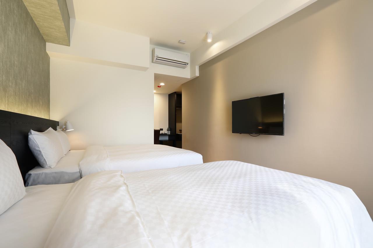 Kun Tour Hotel Taichung Bagian luar foto