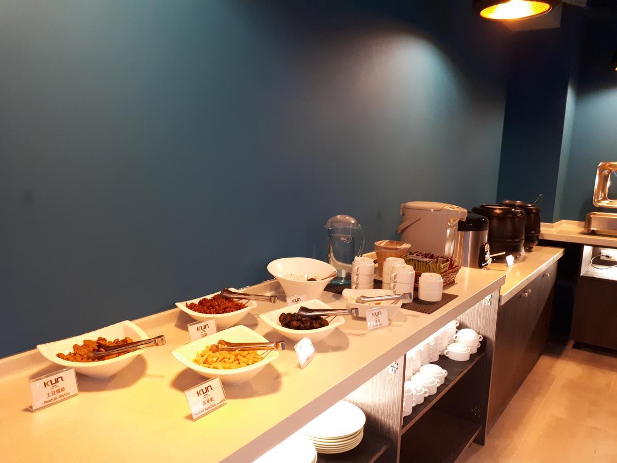 Kun Tour Hotel Taichung Bagian luar foto