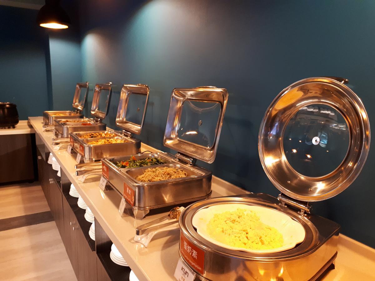 Kun Tour Hotel Taichung Bagian luar foto