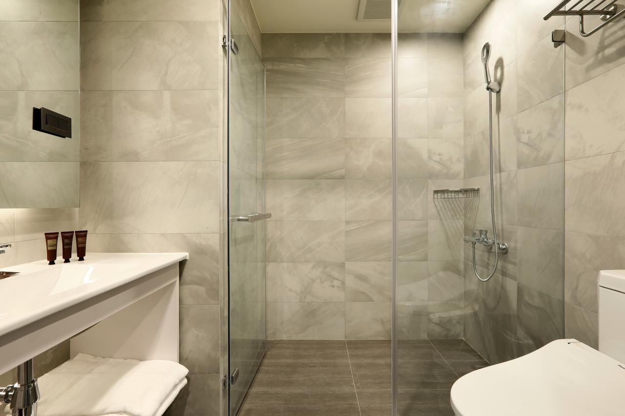 Kun Tour Hotel Taichung Bagian luar foto