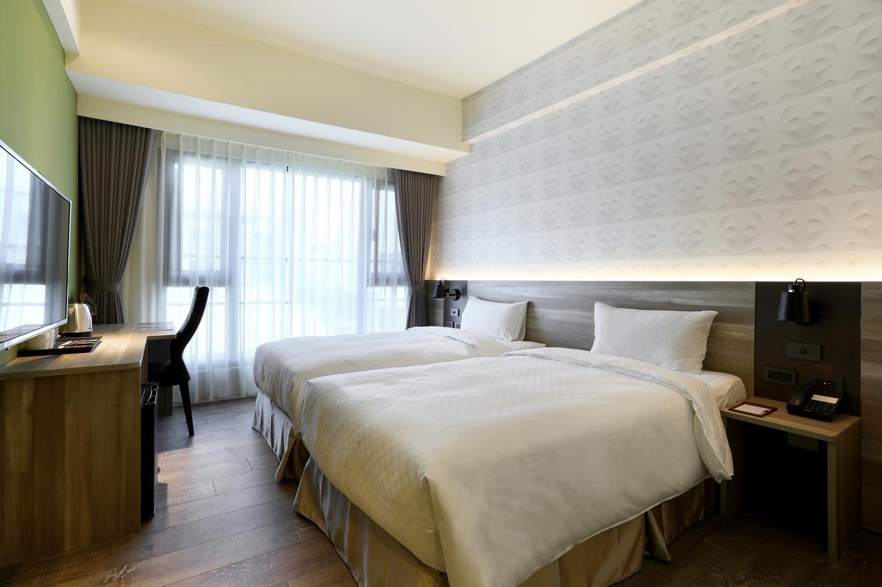 Kun Tour Hotel Taichung Bagian luar foto