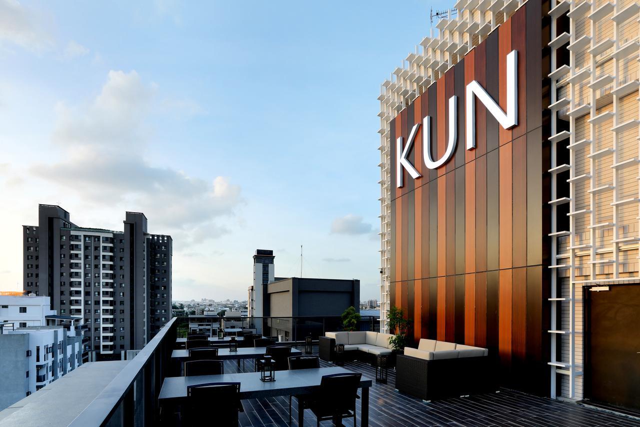 Kun Tour Hotel Taichung Bagian luar foto